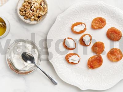 Užkandis su džiovintomis abrikosais ir ožkos sūriu Žingsnis 1