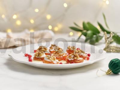 Užkandis su džiovintomis abrikosais ir ožkos sūriu pagrindine nuotrauka