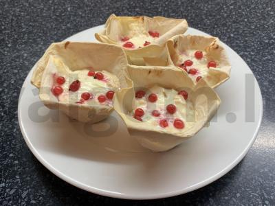 Krepšeliai su varškės įdaru, obuoliais ir raudonaisiais serbentais Žingsnis 6