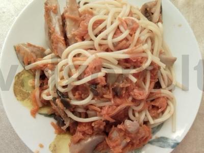 Spagečiai su daržovėmis ir grybais sojų padaže pagrindine nuotrauka