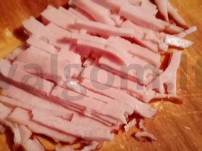 Salotas su sūriu ir korėjietiška morkų salotomis Žingsnis 1