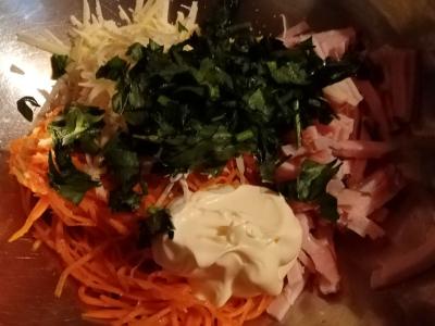 Salotas su sūriu ir korėjietiška morkų salotomis Žingsnis 3