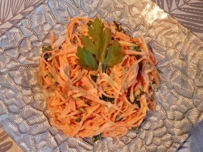 Salotas su sūriu ir korėjietiška morkų salotomis pagrindine nuotrauka