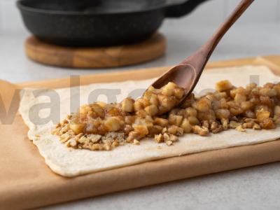 Obuolių štrudelis iš paruošto sluoksniuoto tešlos Žingsnis 6