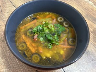 Mėsos mišri solyanka su kaparėliais jautienos sultinyje pagrindine nuotrauka