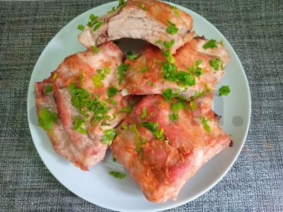 Kepti kiaulienos šonkauliai su čili padažu pagrindine nuotrauka