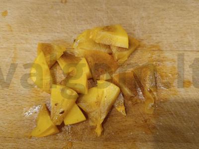 Neįprastas salotas su džiovintomis vyšniomis ir persimonais Žingsnis 1