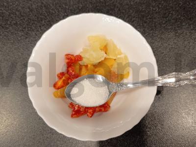 Neįprastas salotas su džiovintomis vyšniomis ir persimonais Žingsnis 4