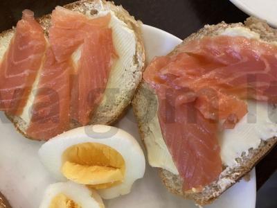 Sumuštinis su upėtakiu ir virtu kiaušiniu pusryčiams pagrindine nuotrauka