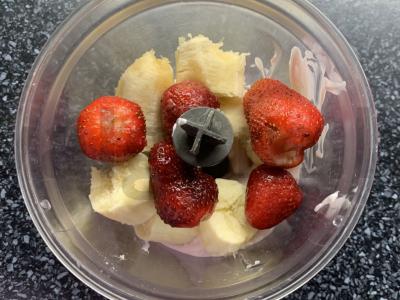 Desertas su ledais, sausainiais, jogurtu, bananais ir braškėmis Žingsnis 2