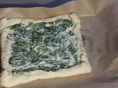 Graikiškas sluoksniuotas pyragas su pastromi ir špinatais Žingsnis 5