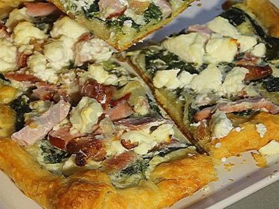 Graikiškas sluoksniuotas pyragas su pastromi ir špinatais pagrindine nuotrauka