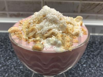 Desertas su ledais, sausainiais, jogurtu, bananais ir braškėmis pagrindine nuotrauka