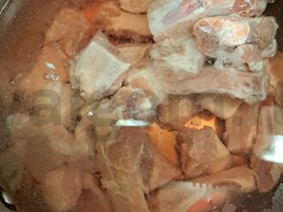 Kiaulienos šonkauliai su bulvėmis ir žirneliais Žingsnis 1