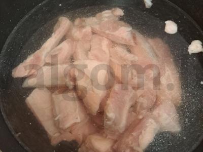 Kiaulienos šonkauliai su bulvėmis ir žirneliais Žingsnis 2