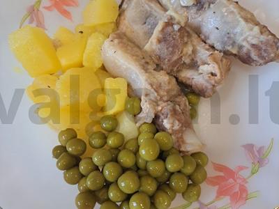 Kiaulienos šonkauliai su bulvėmis ir žirneliais pagrindine nuotrauka