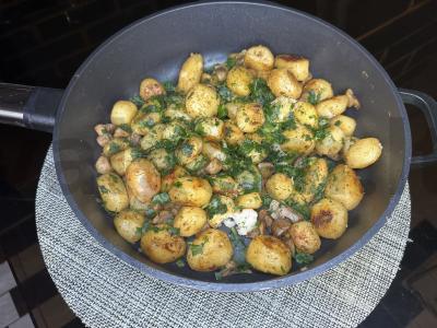 Aštrus bulvių patiekalas su pievagrybiais ir žolelėmis pagrindine nuotrauka