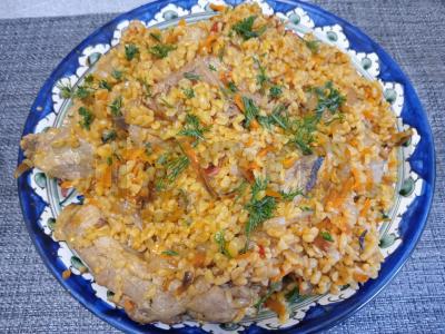 Bulguro plovas su kiaulienos šonkauliais pagrindine nuotrauka