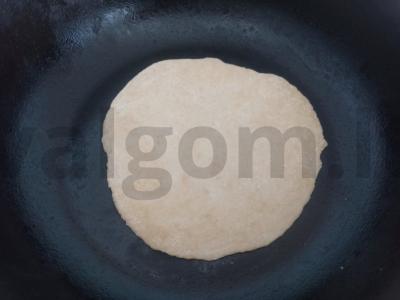 Pita su kiaušinio, šoninės ir sūrio įdaru Žingsnis 8