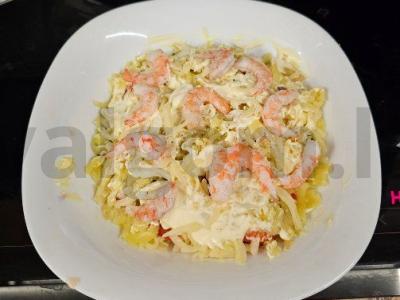 Salotas su silpniai sūdyta lašiša ir krevetėmis pagrindine nuotrauka