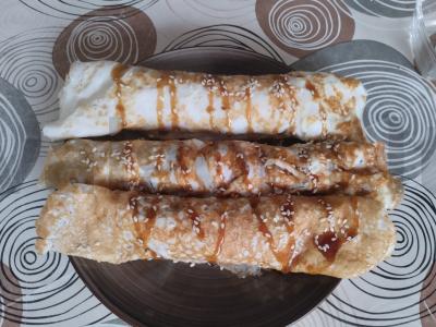 Baltymini blynai su krabų mėsa ir chuka jūros dumbliais pagrindine nuotrauka