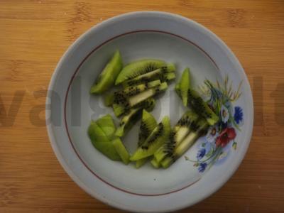 Vaisių salotas „Vasaros spalvos“ Žingsnis 1