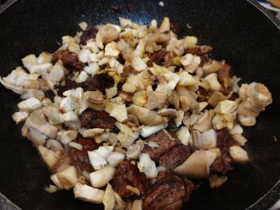 Jautiena su bulguru ir pievagrybiais Žingsnis 7