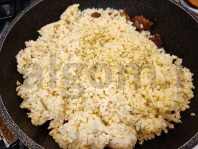 Jautiena su bulguru ir pievagrybiais Žingsnis 11