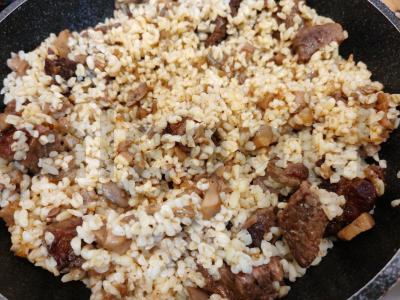 Jautiena su bulguru ir pievagrybiais Žingsnis 12