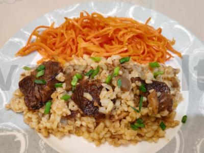 Jautiena su bulguru ir pievagrybiais pagrindine nuotrauka