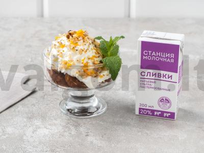 Bananų desertas su graikiniais riešutais pagrindine nuotrauka