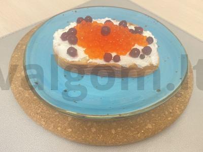 Brusketa su ikra ir bruknėmis pagrindine nuotrauka