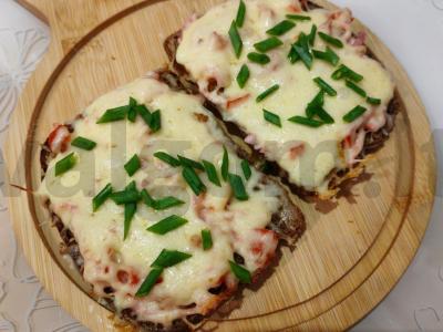 Karšti sumuštiniai su virta dešra ir česnaku pagrindine nuotrauka