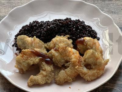 Tempura krevetės su juodaisiais ryžiais pagrindine nuotrauka