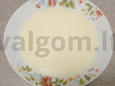 Manų košė su cukranendrių cukrumi, kokosų aliejumi, džiovintomis spanguolėmis, cukatais, kiviais ir graikiniais riešutais Žingsnis 1