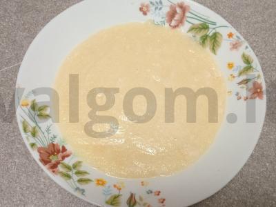 Manų košė su cukranendrių cukrumi, kokosų aliejumi, džiovintomis spanguolėmis, cukatais, kiviais ir graikiniais riešutais Žingsnis 4