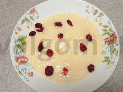 Manų košė su cukranendrių cukrumi, kokosų aliejumi, džiovintomis spanguolėmis, cukatais, kiviais ir graikiniais riešutais Žingsnis 6