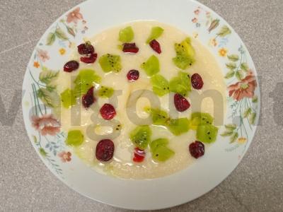 Manų košė su cukranendrių cukrumi, kokosų aliejumi, džiovintomis spanguolėmis, cukatais, kiviais ir graikiniais riešutais Žingsnis 7