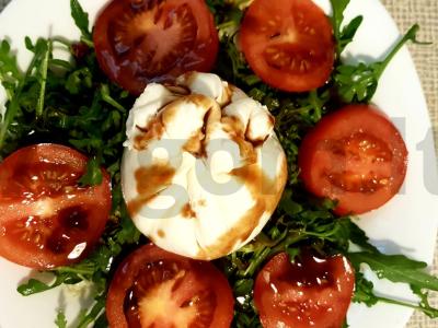 Rukolos salotos su pomidorais ir burata pagrindine nuotrauka