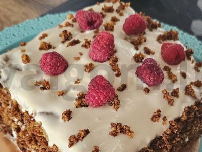 Medovikas su virintu kondensuotu pienu ir avietėmis pagrindine nuotrauka