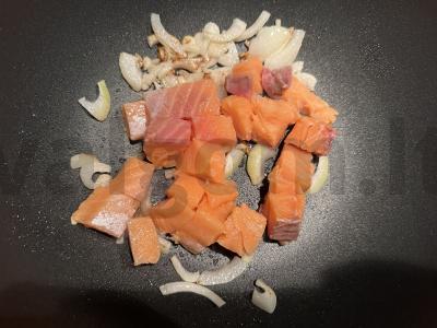 Lašiša grietinės padaže su pomidorais Žingsnis 2