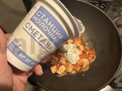 Lašiša grietinės padaže su pomidorais Žingsnis 4