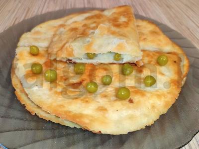 Kystybė su bulvių koše ir konservuotais žirneliais pagrindine nuotrauka