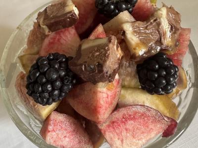 Vaisių salotos su šokoladu pagrindine nuotrauka