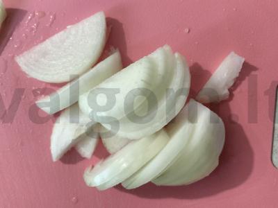 Keptas menkė su sūrio plutele ant svogūnų pagalvėlės Žingsnis 1