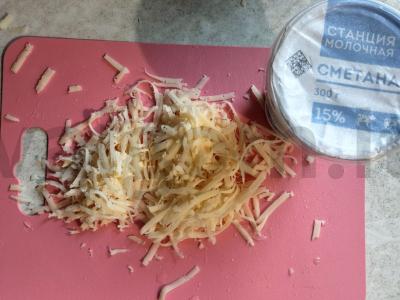 Keptas menkė su sūrio plutele ant svogūnų pagalvėlės Žingsnis 2