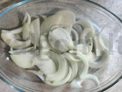 Keptas menkė su sūrio plutele ant svogūnų pagalvėlės Žingsnis 4