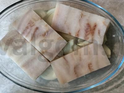 Keptas menkė su sūrio plutele ant svogūnų pagalvėlės Žingsnis 5