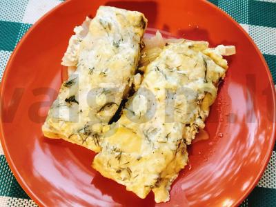 Keptas menkė su sūrio plutele ant svogūnų pagalvėlės pagrindine nuotrauka