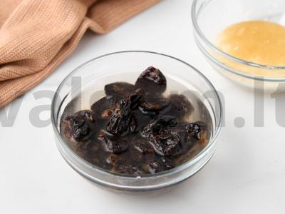 Varškės pyragas su džiovintais slyvomis Žingsnis 1